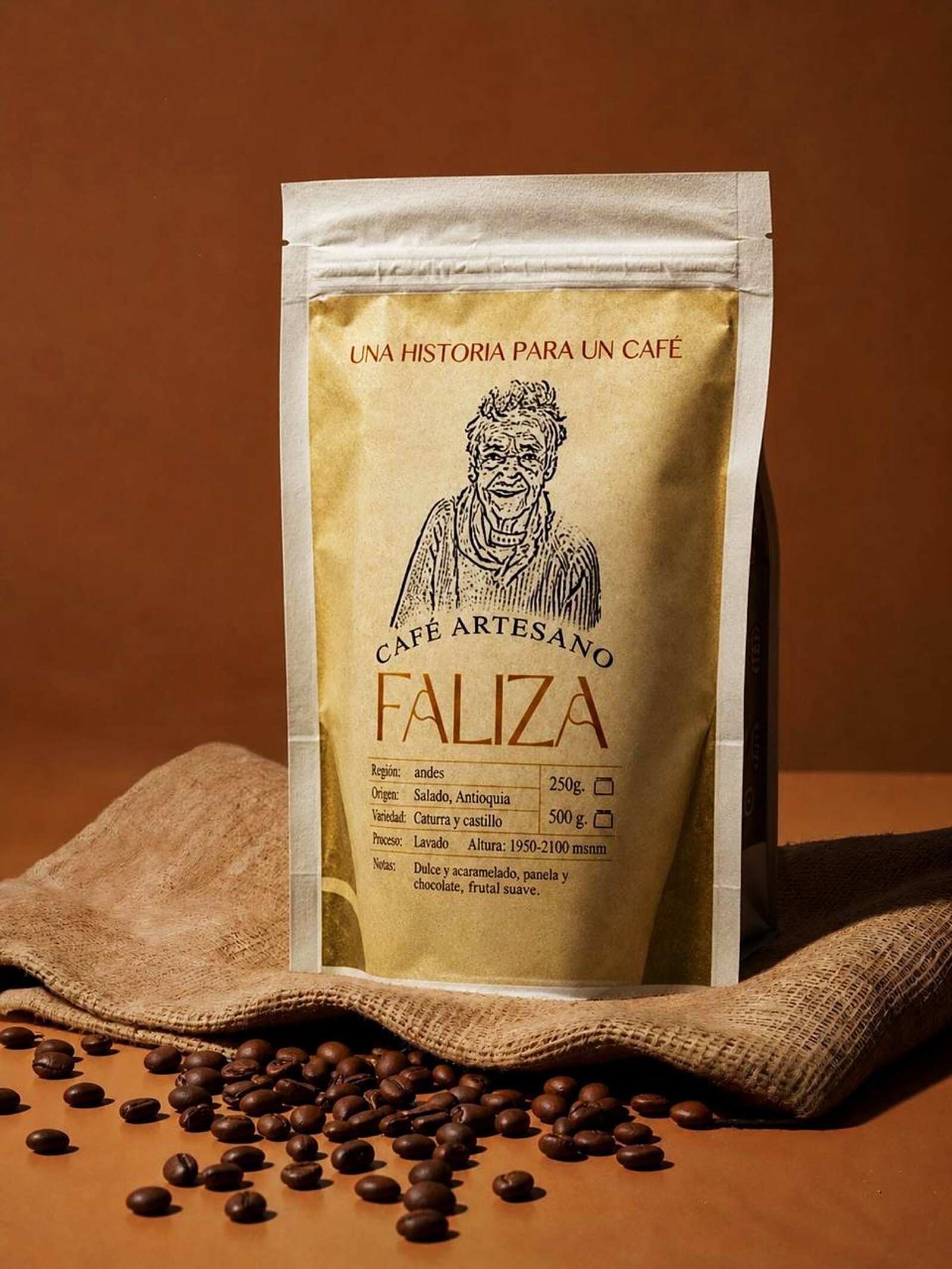 Bolsa de Café Artesano Faliza con granos derramados sobre yute