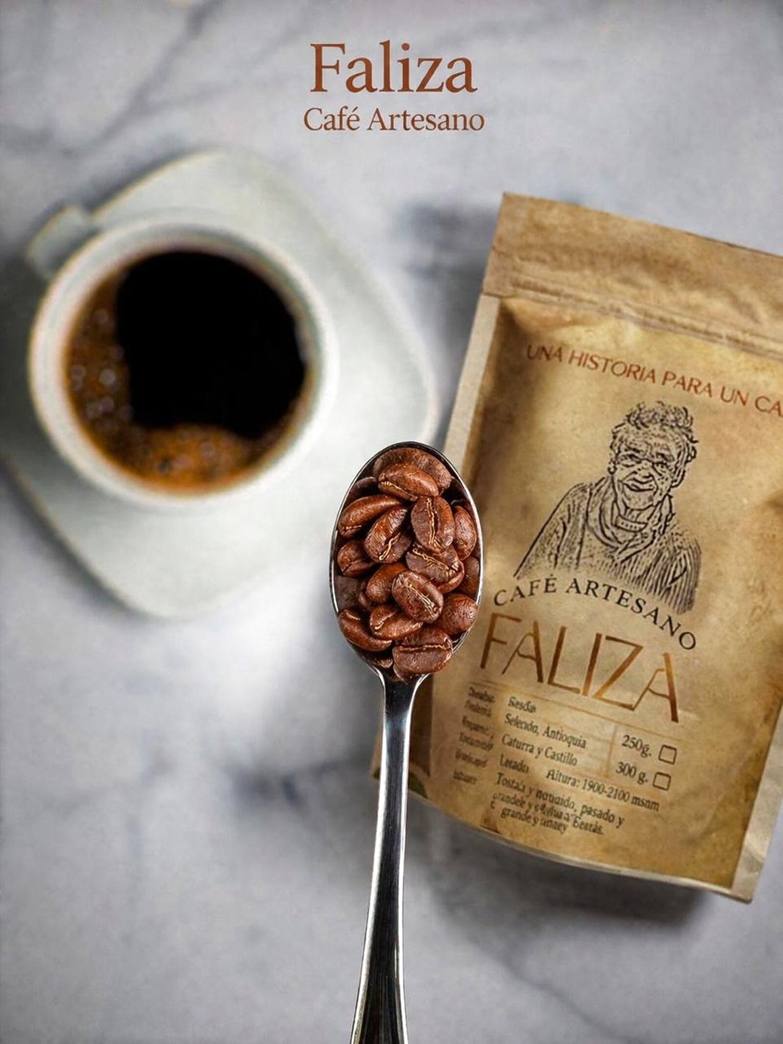 Empaque Faliza con taza y cuchara de granos sobre mesa de mármol